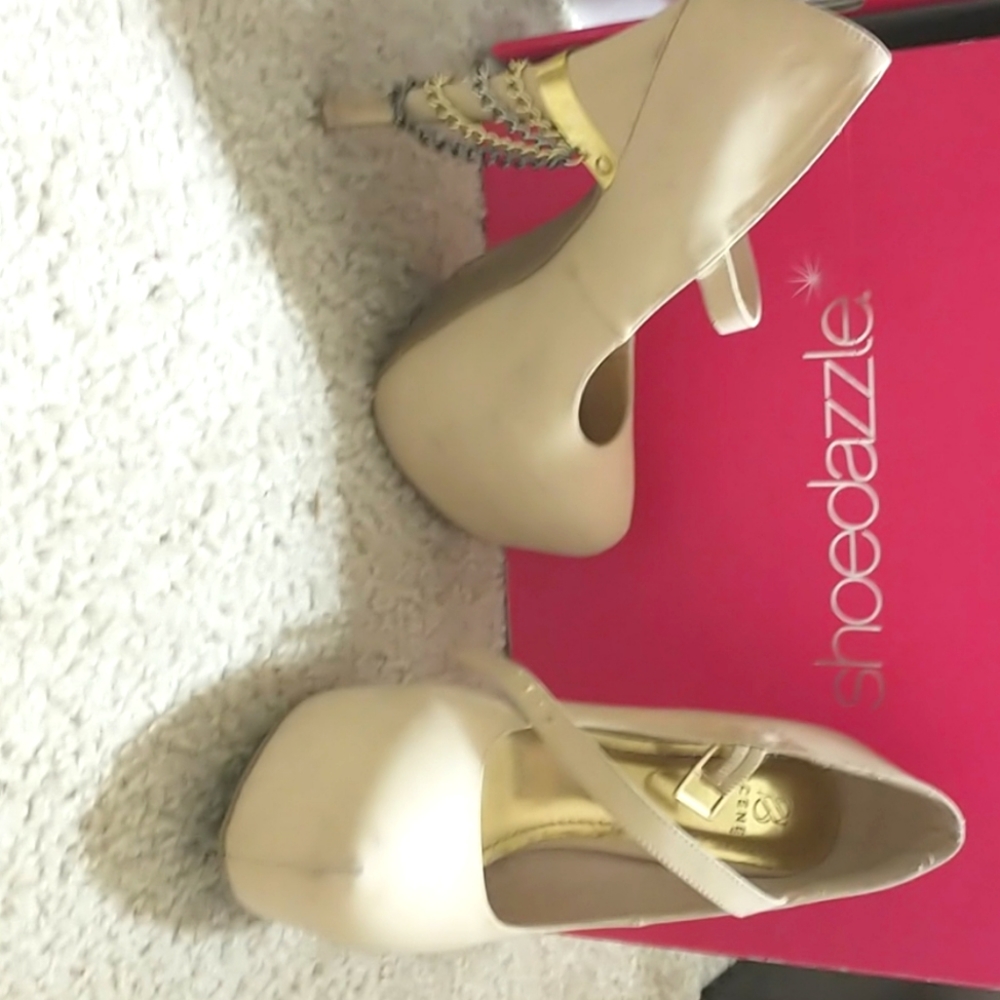 Shoe dazzle beige heels size 8us